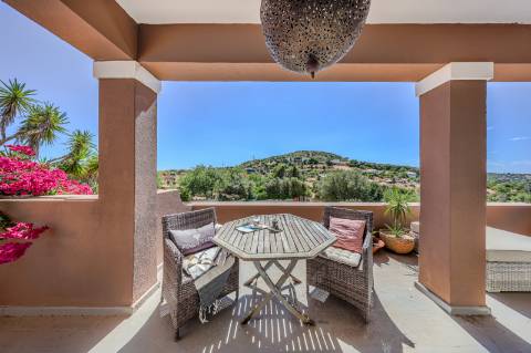 Villa de luxo com 4 quartos, casa de hóspedes e vistas deslumbrantes para o campo