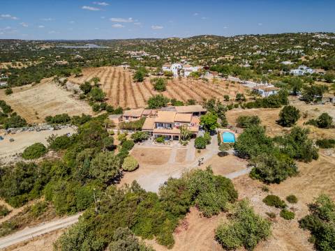 Villa de luxo com 4 quartos, casa de hóspedes e vistas deslumbrantes para o campo