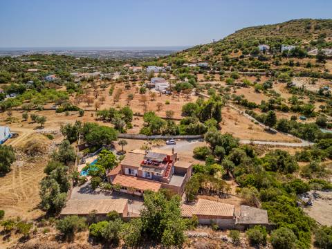 Villa de luxo com 4 quartos, casa de hóspedes e vistas deslumbrantes para o campo