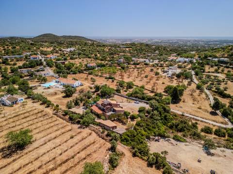 Villa de luxo com 4 quartos, casa de hóspedes e vistas deslumbrantes para o campo