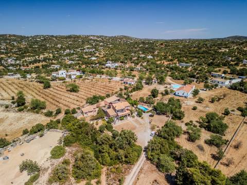 Villa de luxo com 4 quartos, casa de hóspedes e vistas deslumbrantes para o campo