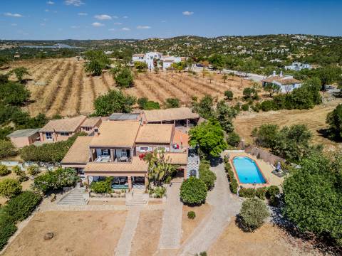 Villa de luxo com 4 quartos, casa de hóspedes e vistas deslumbrantes para o campo