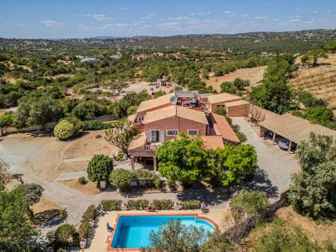 Villa de luxo com 4 quartos, casa de hóspedes e vistas deslumbrantes para o campo