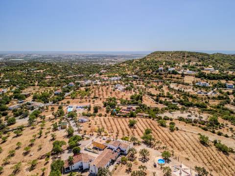 Villa de luxo com 4 quartos, casa de hóspedes e vistas deslumbrantes para o campo