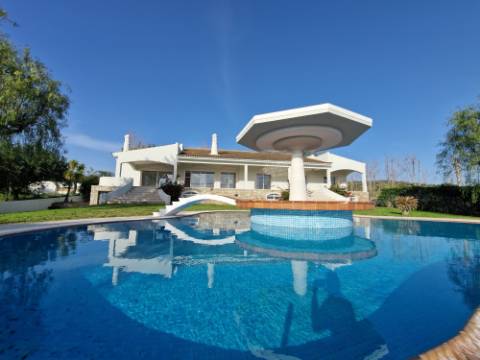 VISTA MAR! Luxuosa moradia de 6 quartos renovado com gosto.