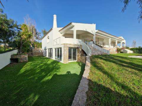 VISTA MAR! Luxuosa moradia de 6 quartos renovado com gosto.