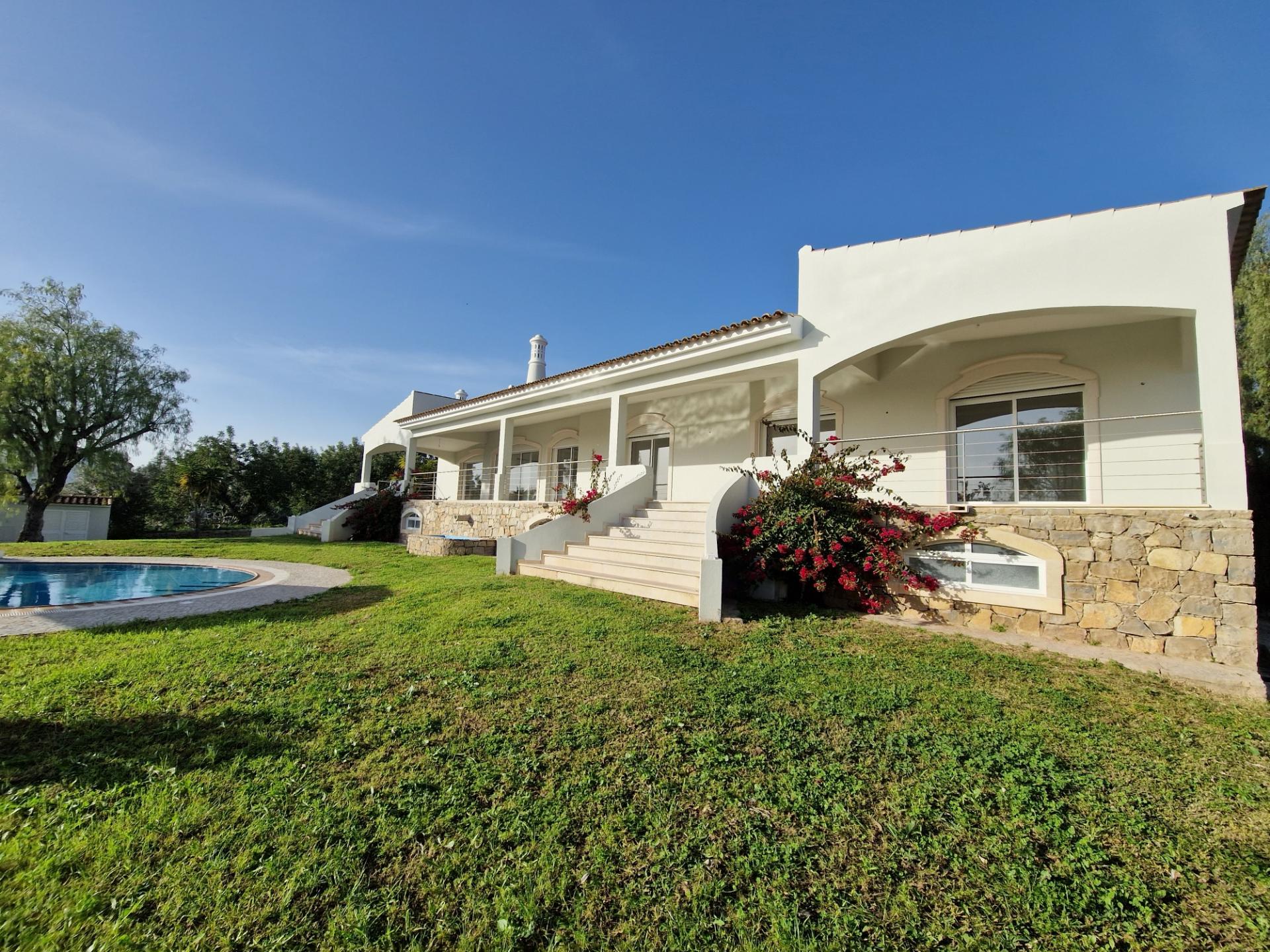 VISTA MAR! Luxuosa moradia de 6 quartos renovado com gosto.