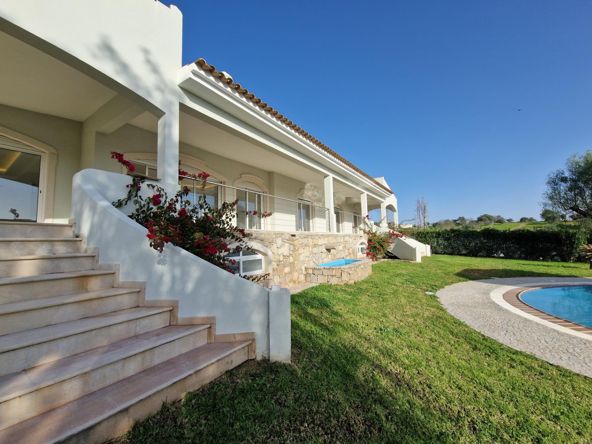 VISTA MAR! Luxuosa moradia de 6 quartos renovado com gosto.