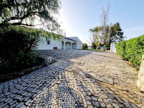 VISTA MAR! Luxuosa moradia de 6 quartos renovado com gosto.