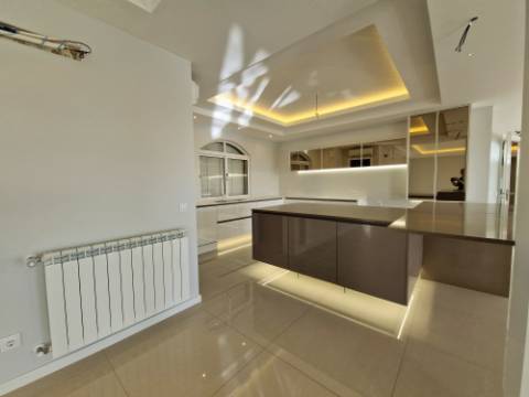 VISTA MAR! Luxuosa moradia de 6 quartos renovado com gosto.