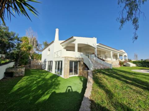 VISTA MAR! Luxuosa moradia de 6 quartos renovado com gosto.