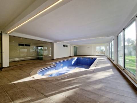 VISTA MAR! Luxuosa moradia de 6 quartos renovado com gosto.