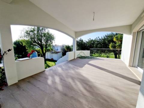 VISTA MAR! Luxuosa moradia de 6 quartos renovado com gosto.