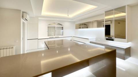 VISTA MAR! Luxuosa moradia de 6 quartos renovado com gosto.