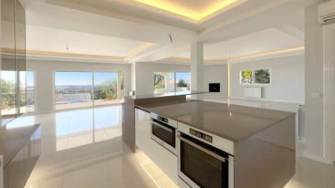 VISTA MAR! Luxuosa moradia de 6 quartos renovado com gosto.