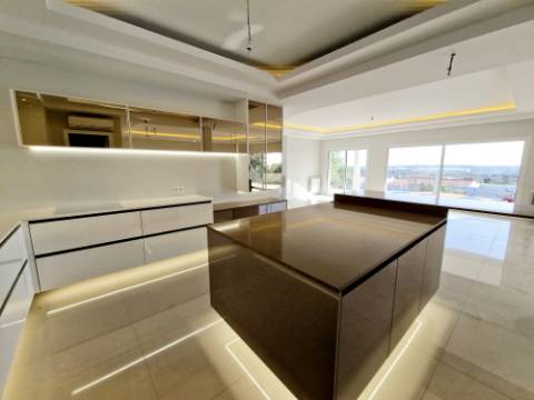 VISTA MAR! Luxuosa moradia de 6 quartos renovado com gosto.