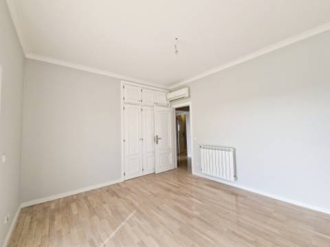 VISTA MAR! Luxuosa moradia de 6 quartos renovado com gosto.