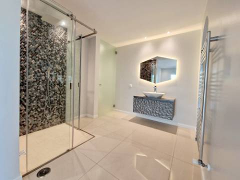 VISTA MAR! Luxuosa moradia de 6 quartos renovado com gosto.