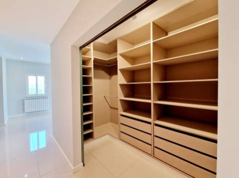 VISTA MAR! Luxuosa moradia de 6 quartos renovado com gosto.