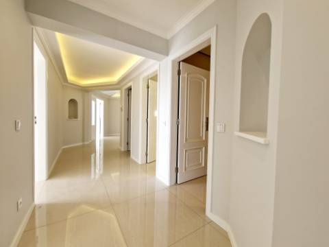 VISTA MAR! Luxuosa moradia de 6 quartos renovado com gosto.