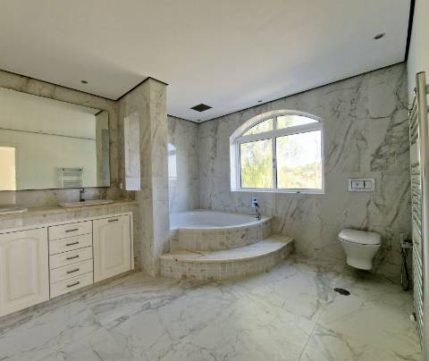 VISTA MAR! Luxuosa moradia de 6 quartos renovado com gosto.