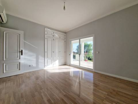 VISTA MAR! Luxuosa moradia de 6 quartos renovado com gosto.