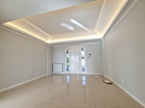 VISTA MAR! Luxuosa moradia de 6 quartos renovado com gosto.