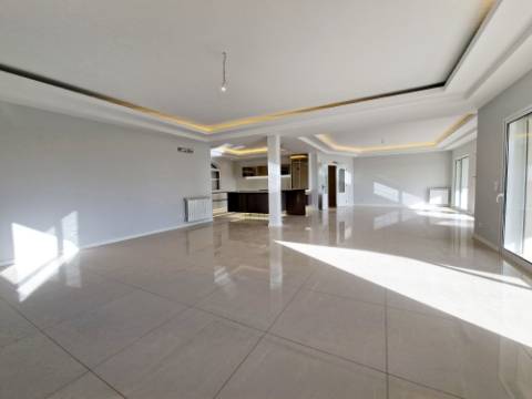 VISTA MAR! Luxuosa moradia de 6 quartos renovado com gosto.