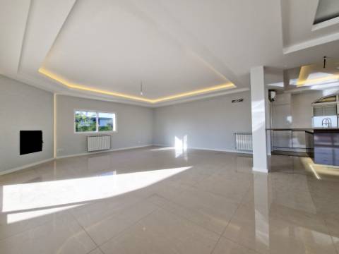 VISTA MAR! Luxuosa moradia de 6 quartos renovado com gosto.