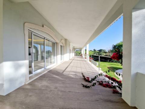 VISTA MAR! Luxuosa moradia de 6 quartos renovado com gosto.