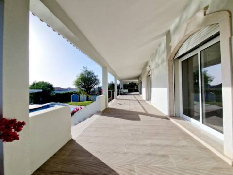 VISTA MAR! Luxuosa moradia de 6 quartos renovado com gosto.