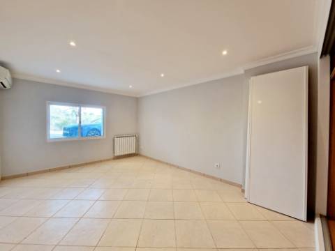 VISTA MAR! Luxuosa moradia de 6 quartos renovado com gosto.