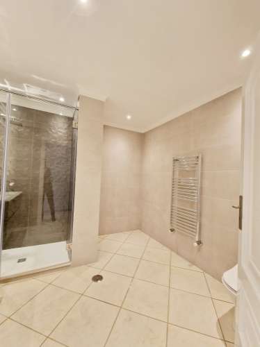 VISTA MAR! Luxuosa moradia de 6 quartos renovado com gosto.