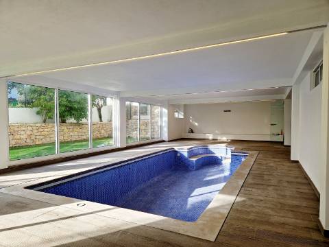 VISTA MAR! Luxuosa moradia de 6 quartos renovado com gosto.