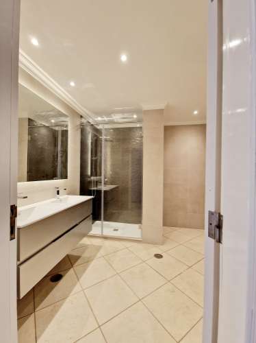 VISTA MAR! Luxuosa moradia de 6 quartos renovado com gosto.