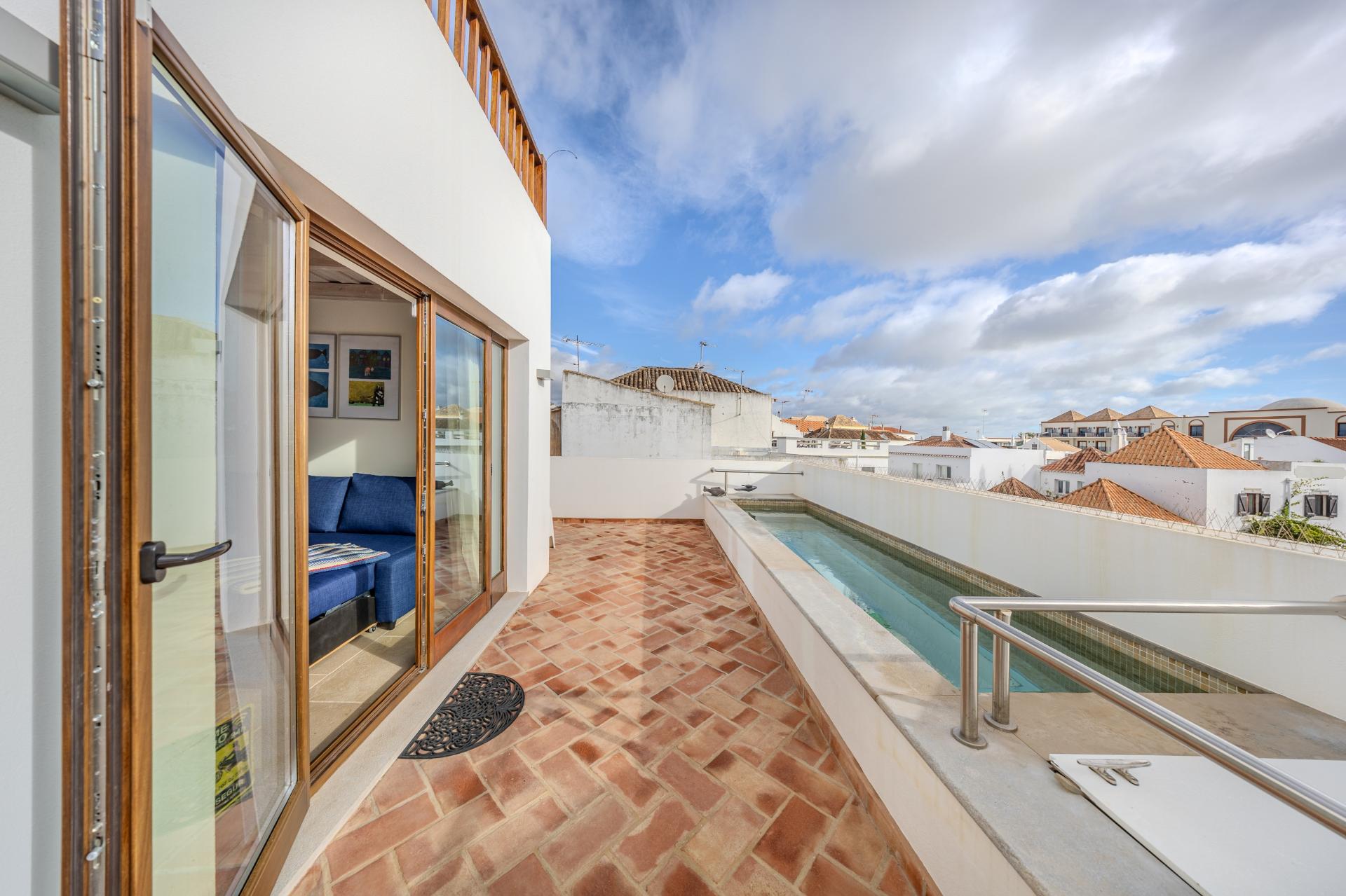 Tavira - Moradia Triplex com Piscina no Coração da Cidade