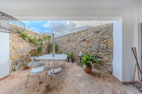 Tavira - Moradia Triplex com Piscina no Coração da Cidade