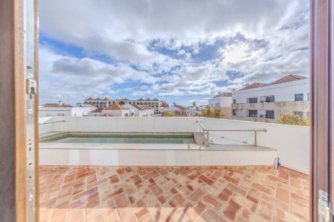 Tavira - Moradia Triplex com Piscina no Coração da Cidade