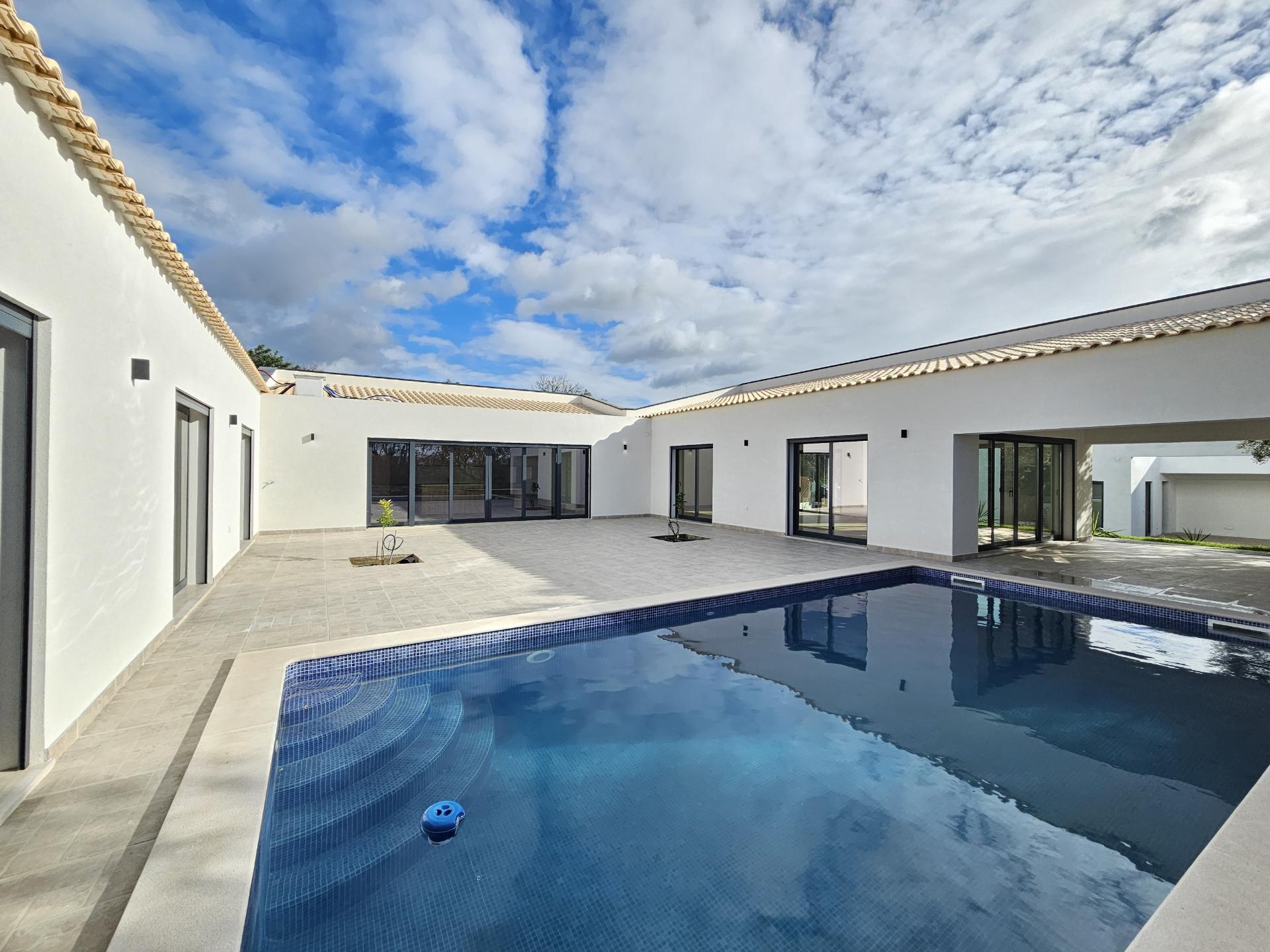 Moradia Terrea v3 a 1km de Loulé com jardim e piscina