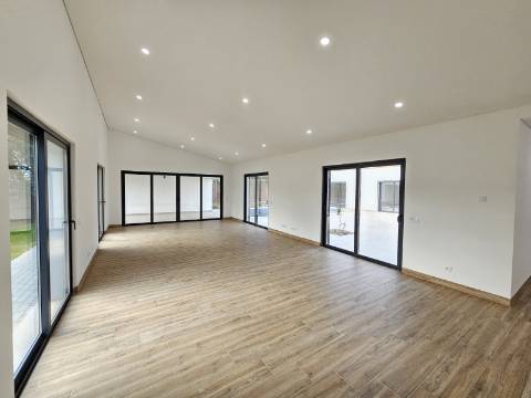 Moradia Terrea v3 a 1km de Loulé com jardim e piscina