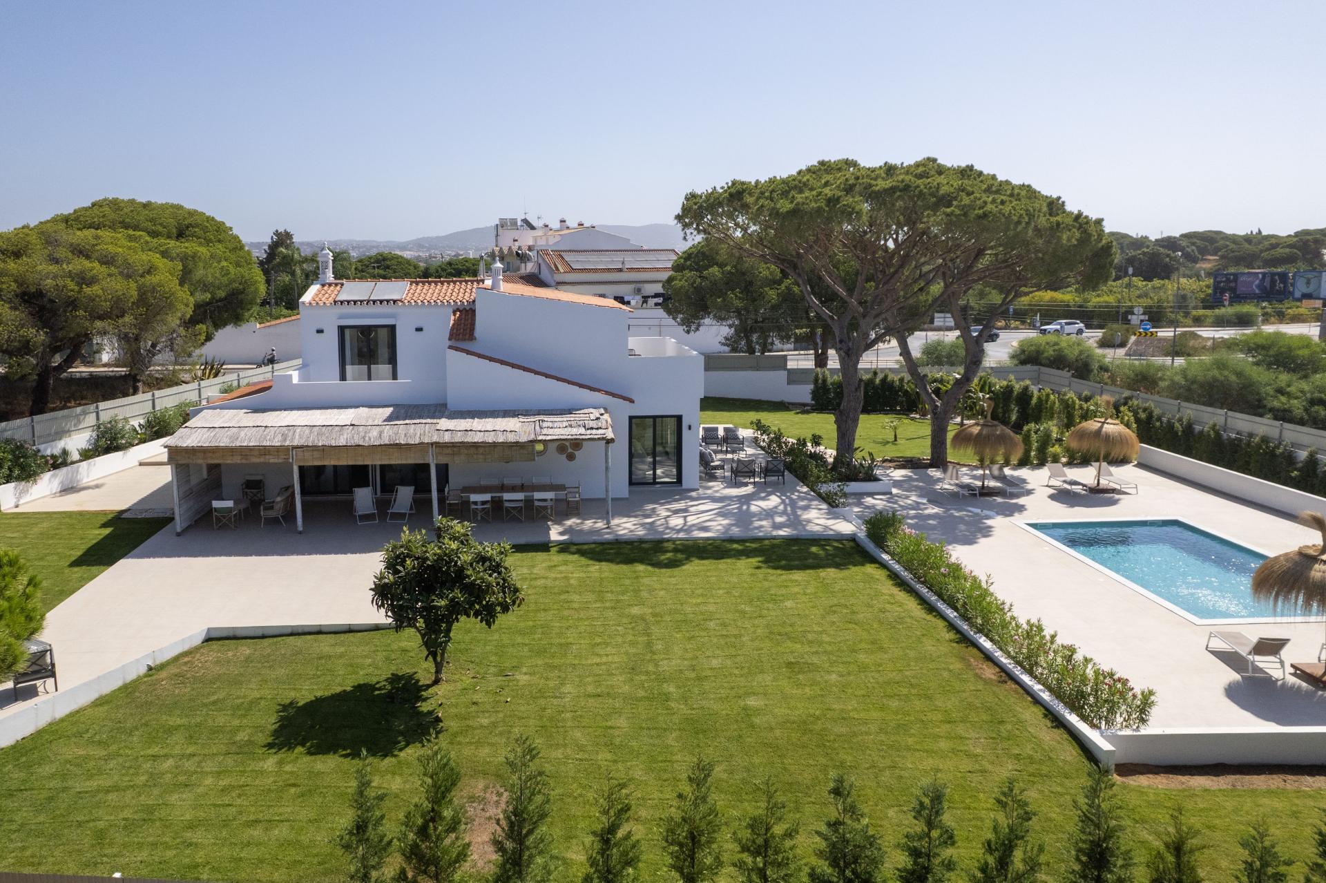 Moradia T5 com Design Moderno e Charme Algarvio no Triângulo Dourado