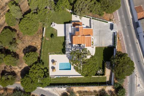 Moradia T5 com Design Moderno e Charme Algarvio no Triângulo Dourado
