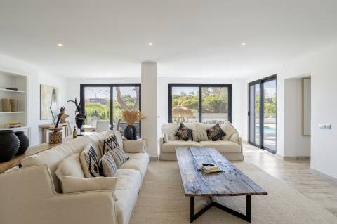 Moradia T5 com Design Moderno e Charme Algarvio no Triângulo Dourado