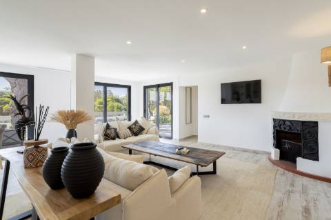 Moradia T5 com Design Moderno e Charme Algarvio no Triângulo Dourado