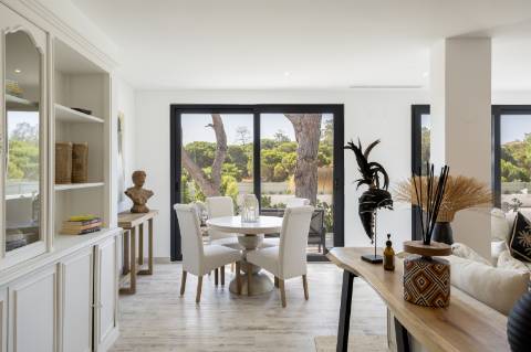 Moradia T5 com Design Moderno e Charme Algarvio no Triângulo Dourado