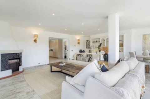 Moradia T5 com Design Moderno e Charme Algarvio no Triângulo Dourado