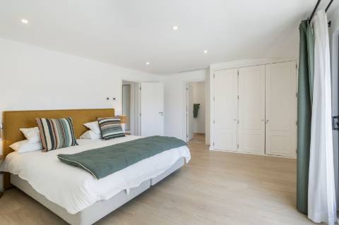 Moradia T5 com Design Moderno e Charme Algarvio no Triângulo Dourado