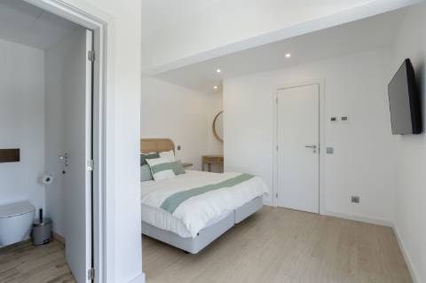 Moradia T5 com Design Moderno e Charme Algarvio no Triângulo Dourado