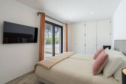 Moradia T5 com Design Moderno e Charme Algarvio no Triângulo Dourado