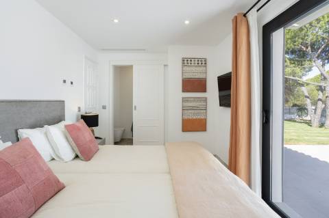 Moradia T5 com Design Moderno e Charme Algarvio no Triângulo Dourado